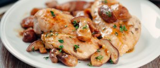 这道健康的蘑菇酱鸡胸肉是一顿没有负罪感的晚餐。