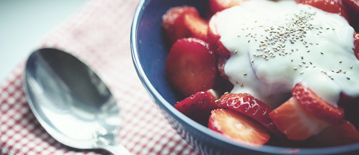 Get the recipe for strawberries with yogurt dip