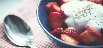 Get the recipe for strawberries with yogurt dip