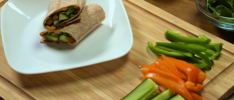 食谱:午餐用鹰嘴豆泥和蔬菜卷