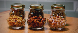 观看这段视频，学习如何制作健康的脆嘴豆。