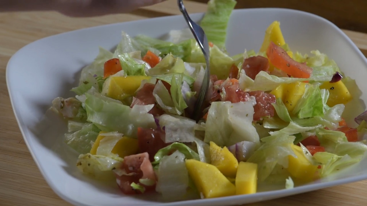 Tired of the same old salad? Mix it up with this flavorful combination. Try our healthy taco salad.