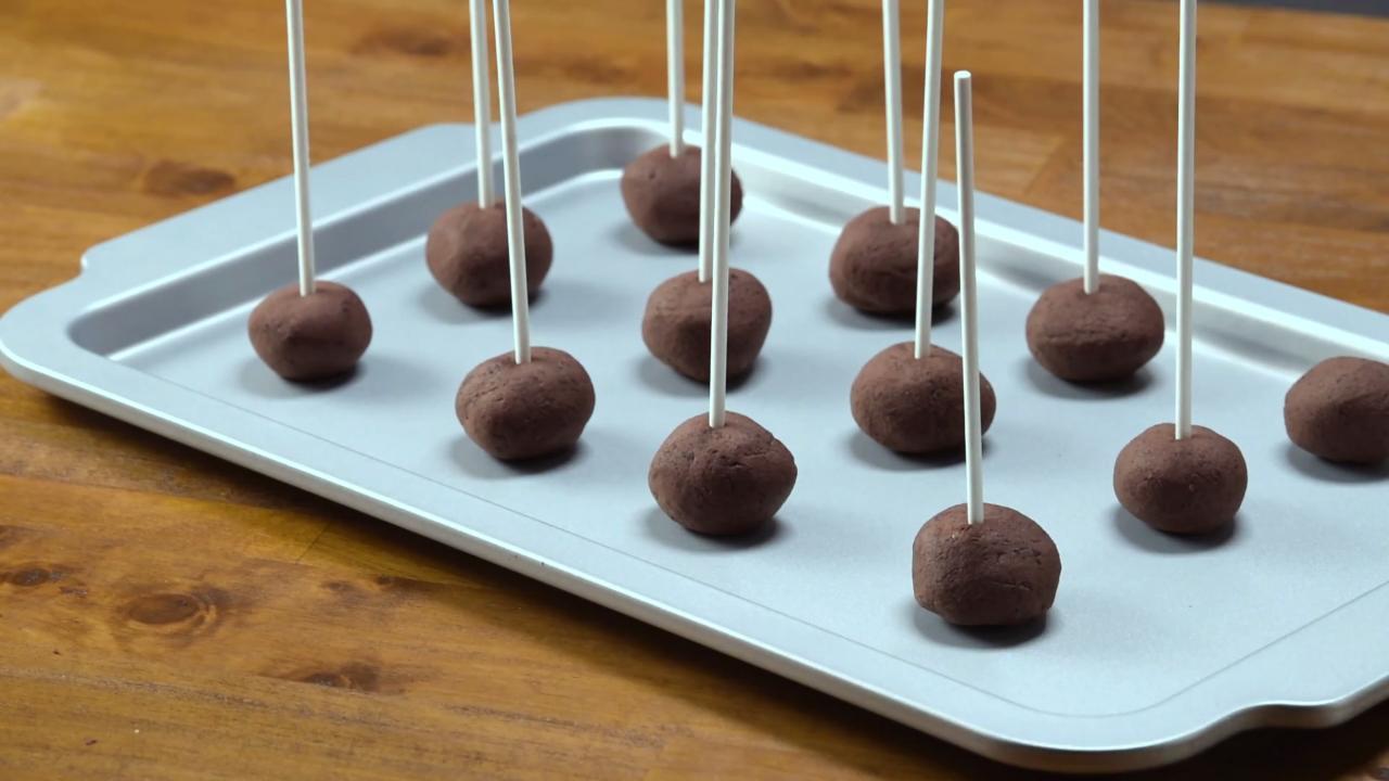 These sweet treats won't have you cheating on your diet. Learn how to make healthy chocolate-covered brownie pops.