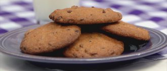 这些巧克力饼干是确保满足your sweet tooth – no sugar required. Get the recipe for sugar-free chocolate chip cookies.