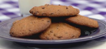 These chocolate chip cookies are sure to satisfy your sweet tooth – no sugar required. Get the recipe for sugar-free chocolate chip cookies.